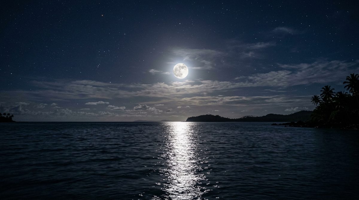 Bulan purnama bersinar di atas laut tenang dengan jejak cahaya di permukaan air